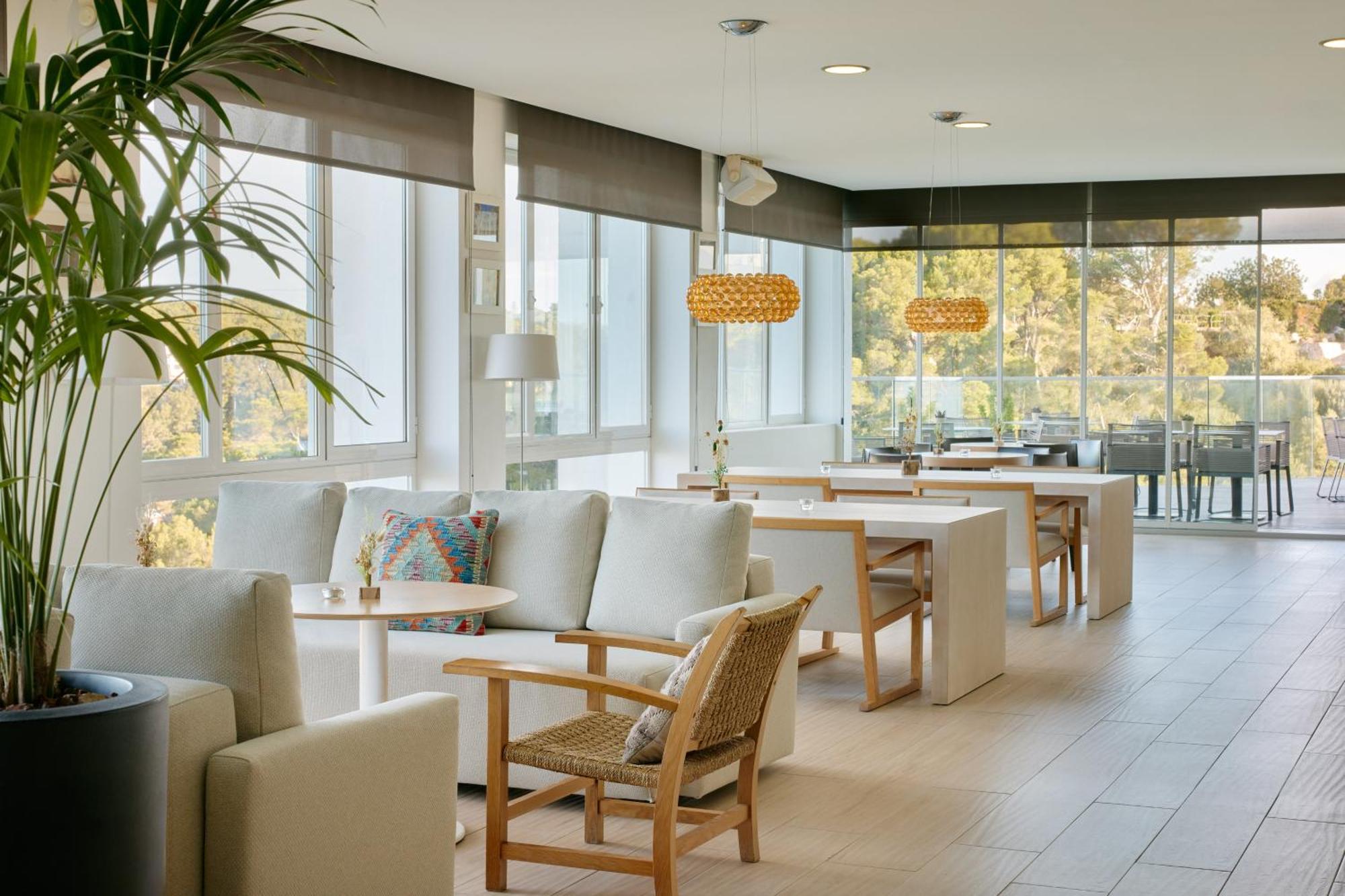 멜리아 칼라 갈다나 호텔 외부 사진 The interior of the lounge